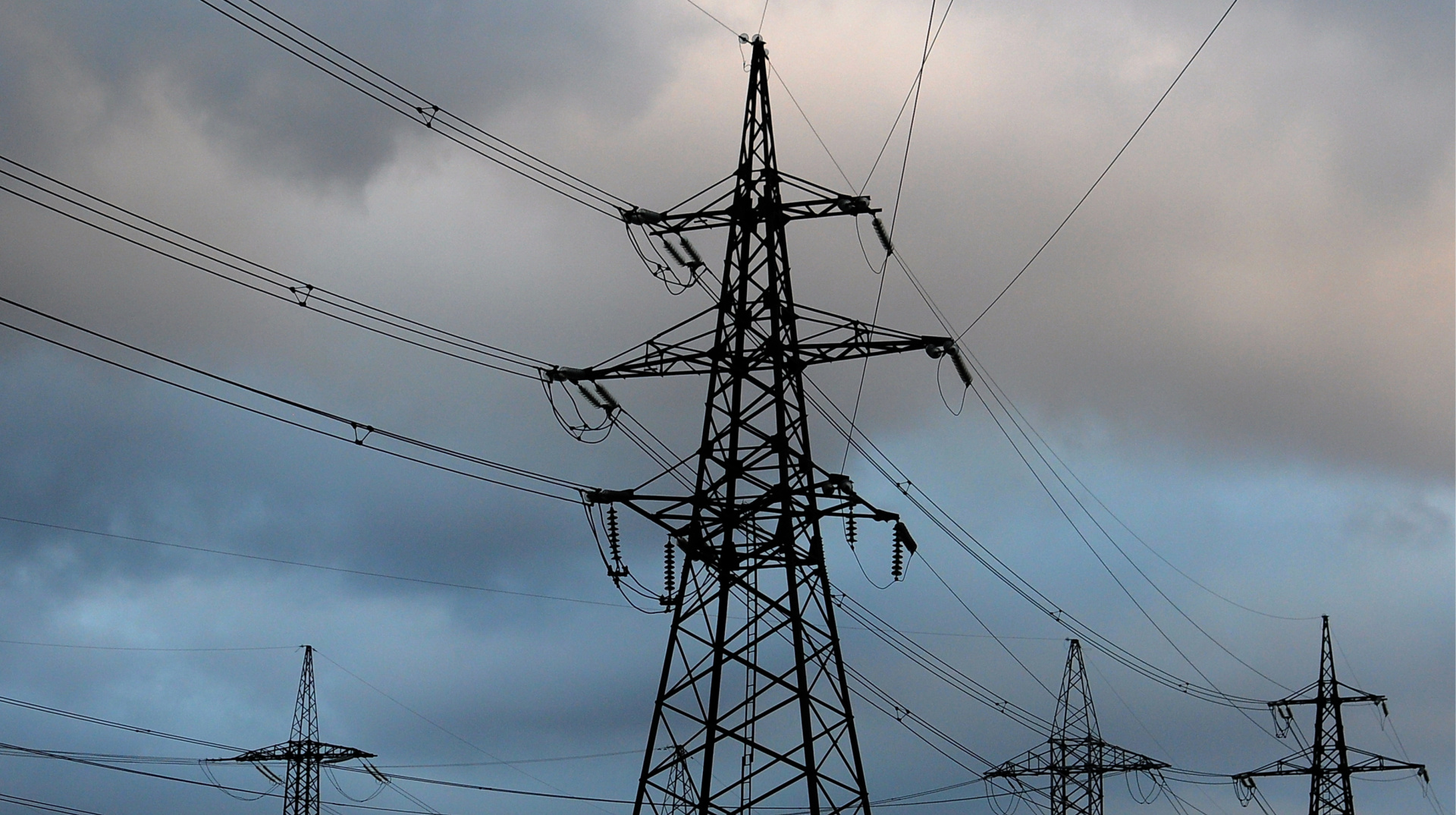 Tendido eléctrico derribado por el ciclón Priska en una localidad rural de Bielorrusia