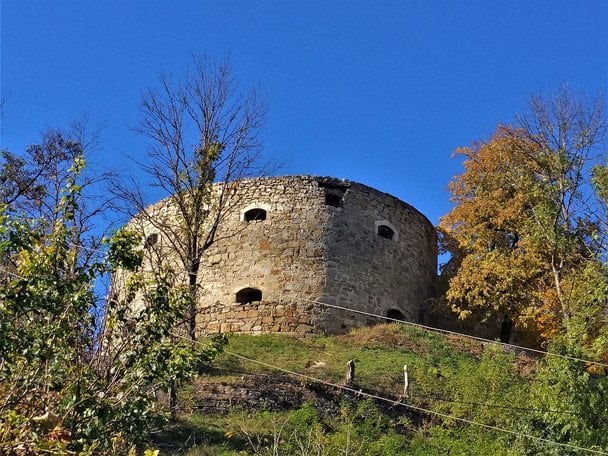 Ruinas del castillo de Terebovlia entre vegetación, símbolo de leyendas y resistencia histórica en Ucrania