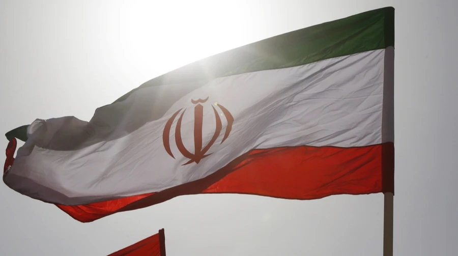 Buques de carga navegando por el estrecho de Ormuz bajo vigilancia de la armada iraní