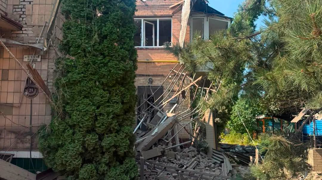 Edificios dañados tras el ataque Sloviansk con siete personas heridas por bombardeos aéreos rusos