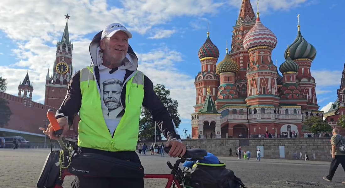 ciclista checo llega a Moscú en bicicleta llamada Ucrania tras recorrer miles de kilómetros