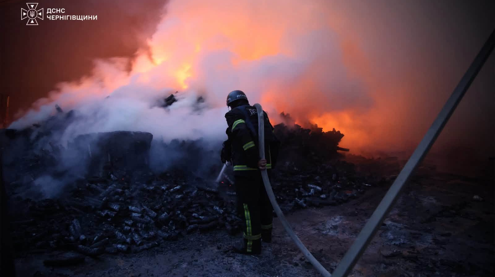 Incendio en empresa de Chernígov tras ataque ruso en Ucrania con columnas de humo visibles