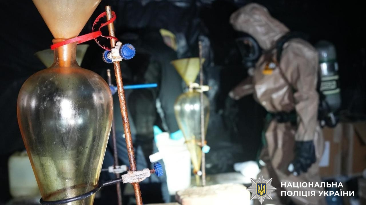 Agentes ucranianos exhiben drogas incautadas en la operación Rubicón contra el narcotráfico Ucrania