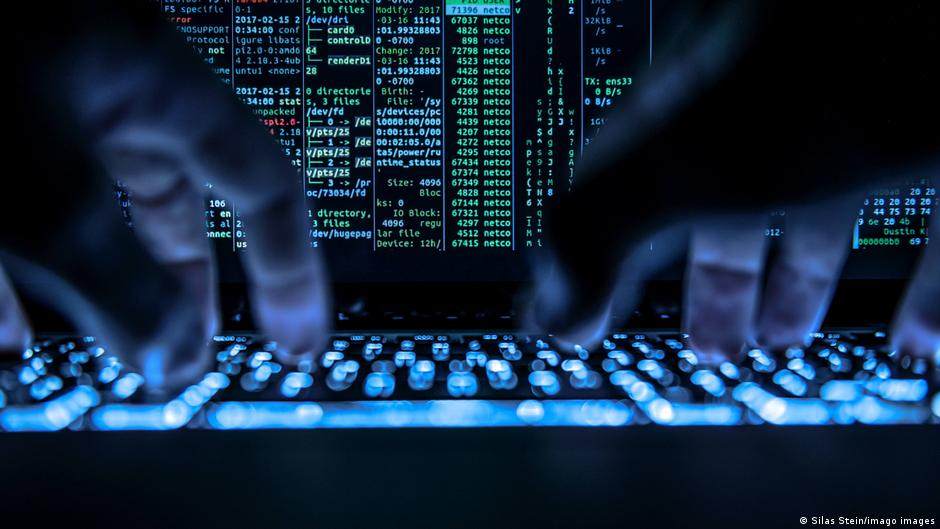 Agente realizando espionaje industrial Alemania con documentos confidenciales de empresas alemanas