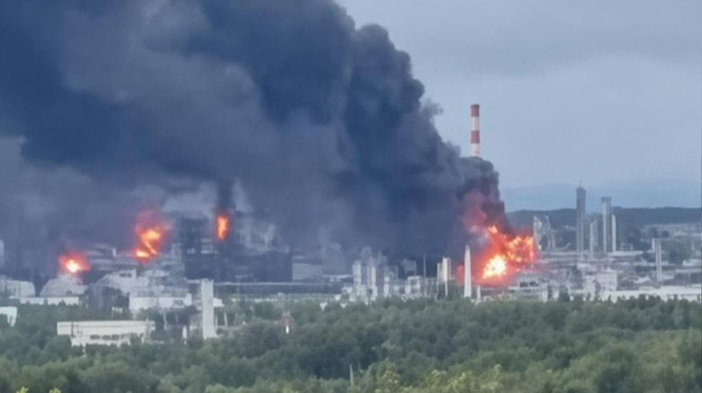 Dron ucraniano impacta en la refinería Lukoil en territorio ruso paralizando sus operaciones