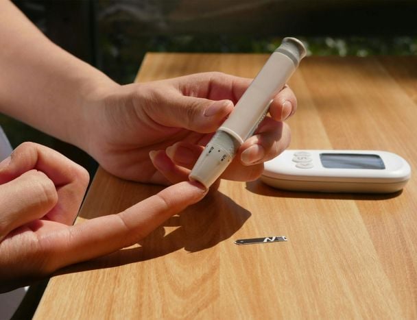Hábitos cotidianos que aumentan el riesgo de diabetes como el sedentarismo y la mala alimentación