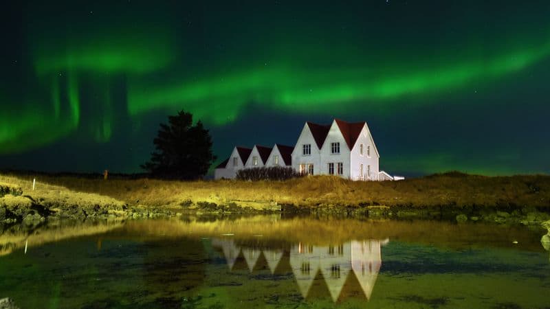 Bandera de Islandia junto a la bandera de la UE en referéndum Islandia UE sobre adhesión