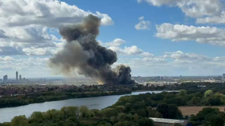 Incendio en Londres provoca cortes en el metro y el ferrocarril de la ciudad