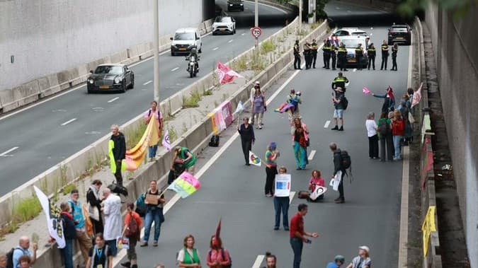 Activistas climáticos La Haya bloquean la autopista A12 durante una protesta masiva con detenidos