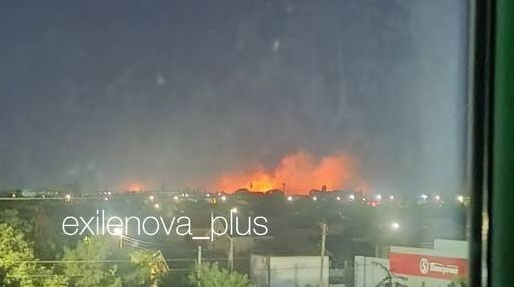 Ataque refinería Rusia en Kirishi con columnas de humo visibles tras el impacto de drones ucranianos