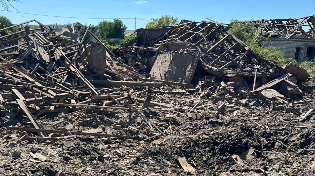 Edificio destruido tras ataque aéreo en Donetsk donde murieron dos personas incluido un niño