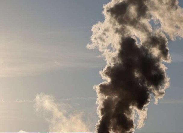 explosiones Bélgorod con humo visible cerca de la central eléctrica y la torre de televisión