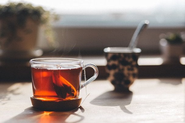 Taza de té con colorantes artificiales detectados mediante prueba casera sencilla