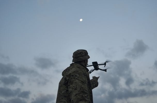 Soldados ucranianos operando drones militares en la nueva brigada de drones 446 de Ucrania