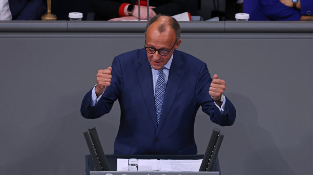 Dron sobrevolando Leipzig mientras autoridades alemanas investigan el incidente denunciado por Merz