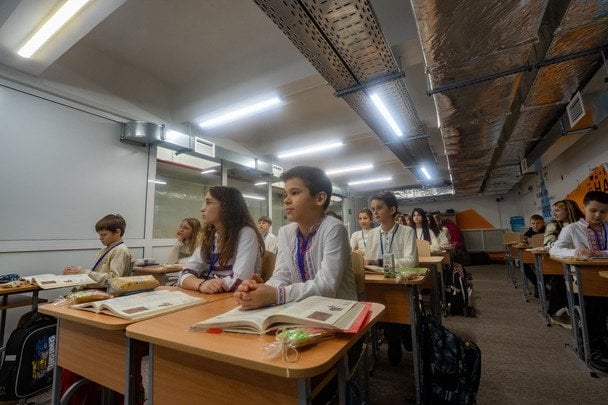 Estudiantes en escuelas de Kiev retoman clases bajo alerta de guerra el 1 de septiembre