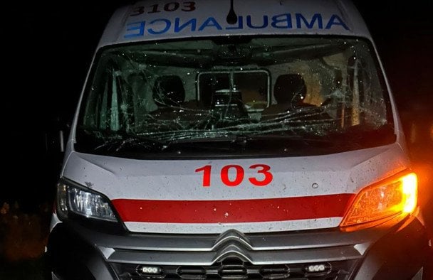 Ataque Kiev nocturno deja una mujer muerta entre escombros y edificios dañados