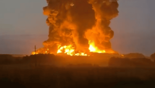 incendio Wildberries en almacén de Rusia con llamas y humo visibles