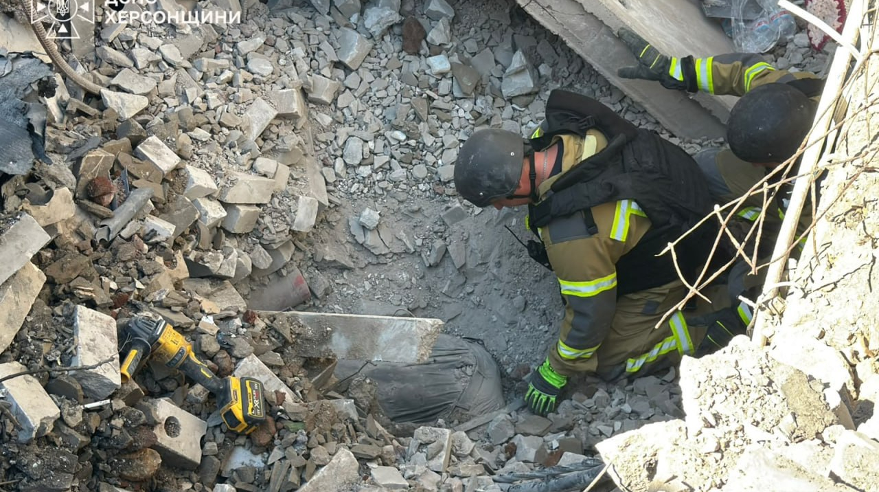 Escombros de una escuela destruida tras el ataque Jersón donde hallaron un cadáver entre los restos
