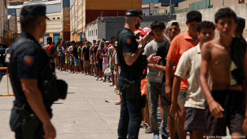 Agentes de la Guardia Civil realizando controles fronterizos España en el paso con Italia
