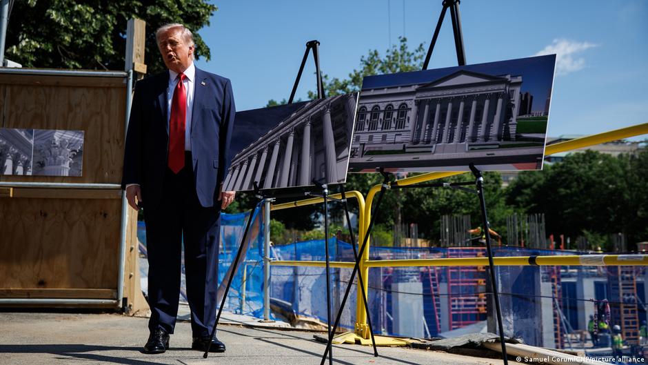 Trump tribunal obras bloqueadas en salón por orden judicial