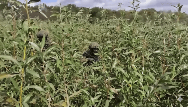 Fondo seco del embalse Kajovka convertido en campo de batalla tras la destrucción de la presa