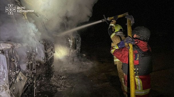 drones Ucrania atacan la región de Kiev dejando camiones incendiados tras el impacto ruso