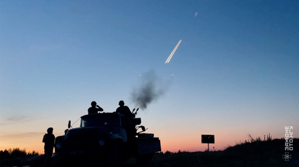 Ataque Kiev drones reactivos durante la noche con explosiones visibles sobre el cielo de la capital ucraniana