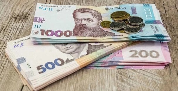 Trabajador ucraniano revisando requisitos de pensión con 25 años de cotización en Ucrania