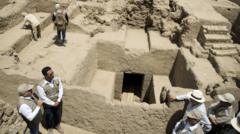 Arqueólogos descubren tumba chimú casi intacta de hace 600 años en Perú