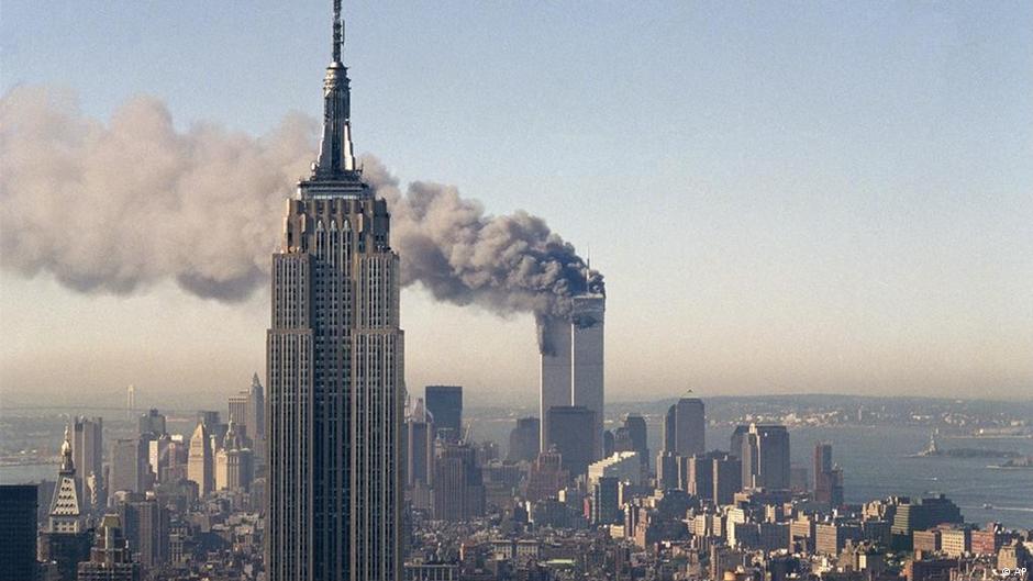 Torre Norte del World Trade Center en llamas el 11-S, símbolo de las teorías de conspiración que persisten 25 años después