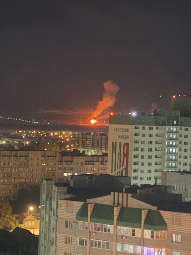 Incendio en refinería de Sarátov tras ataque de drones Rusia con columnas de humo visibles