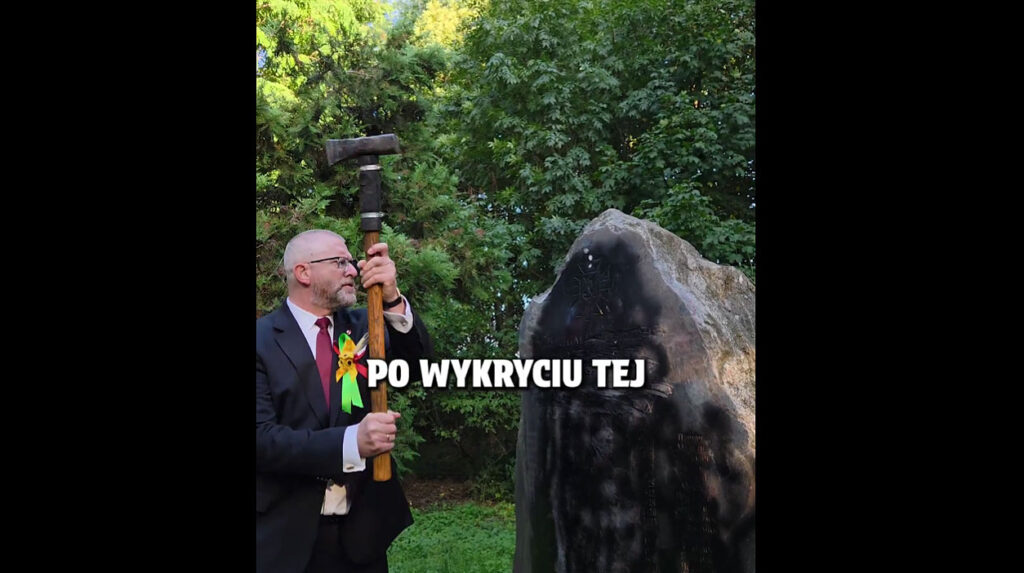 Grzegorz Braun destruye con un martillo el monumento de la UPA en Polonia durante acto de protesta