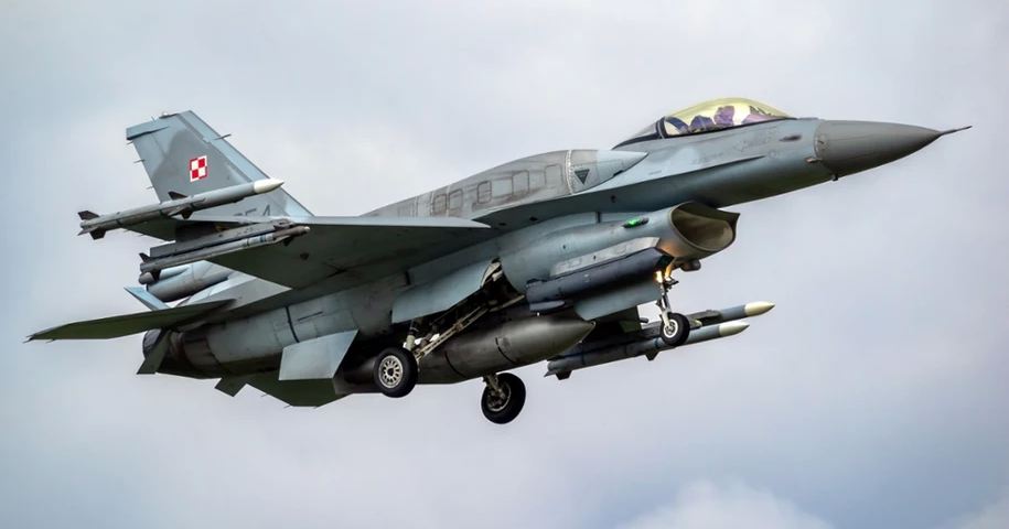cazas de Polonia despegando en alerta por ataque ruso a Ucrania durante operación de scramble