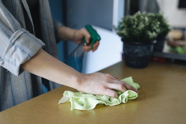 Productos de limpieza del hogar que no valen la pena según expertos