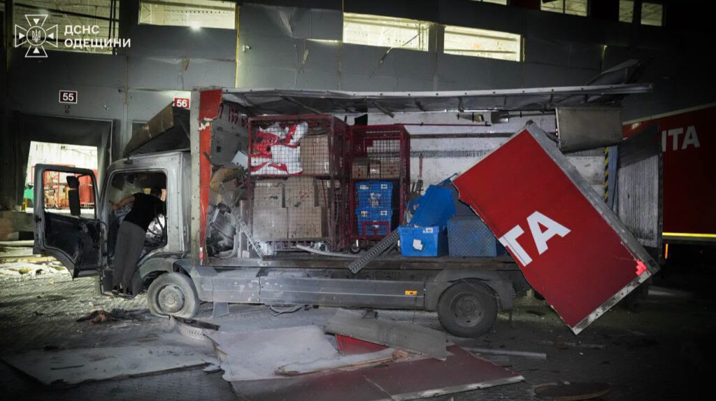 dron ruso impacta oficina de Nova Poshta en Odesa causando daños en el edificio