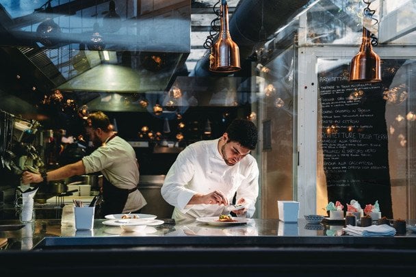 Turista consultando precios de restaurantes para comer barato en viaje por distintos países del mundo