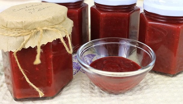 Salsa de ciruela casera servida junto a carnes asadas en una mesa bien presentada
