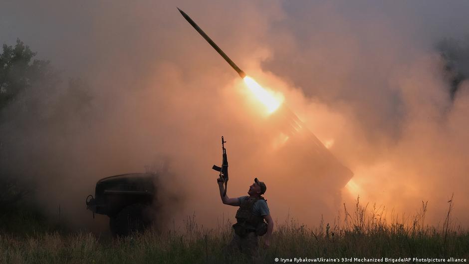 Soldados ucranianos en el frente de la guerra Donetsk tras destruir el grupo norte ruso