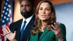 María Elvira Salazar advierte a Trump que las deportaciones van demasiado lejos