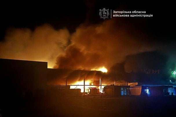 Incendio en supermercado tras ataque ruso en Zaporiyia con columnas de humo negro