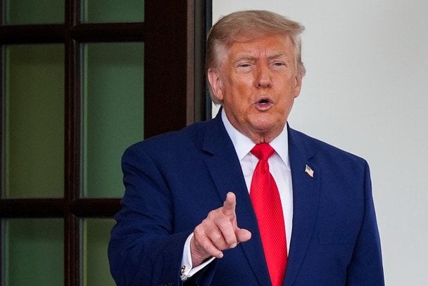 Trump firma documentos en el Despacho Oval relacionados con las sanciones Rusia aprobadas por el Congreso