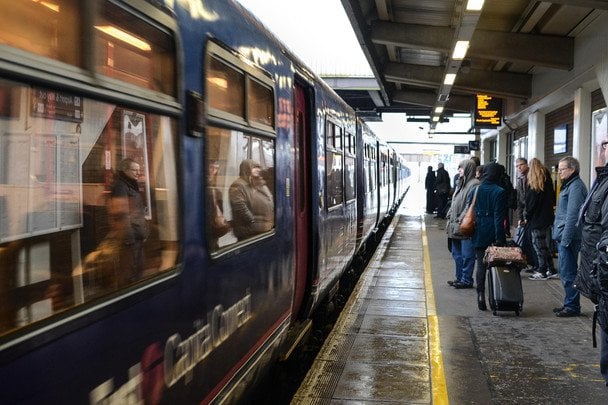 Pasajeros evacuando tren del Metro-North por ventanas tras amenaza de seguridad en Nueva York