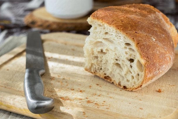 Masa madre casera en tarro de cristal con burbujas de fermentación lista para usar