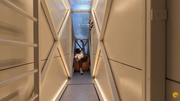 Fachada de la casa más estrecha del mundo con menos de un metro de ancho entre dos edificios
