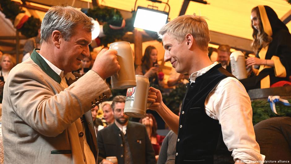 Inauguración del Oktoberfest 2025 en Múnich con cerveza y trajes tradicionales bávaros