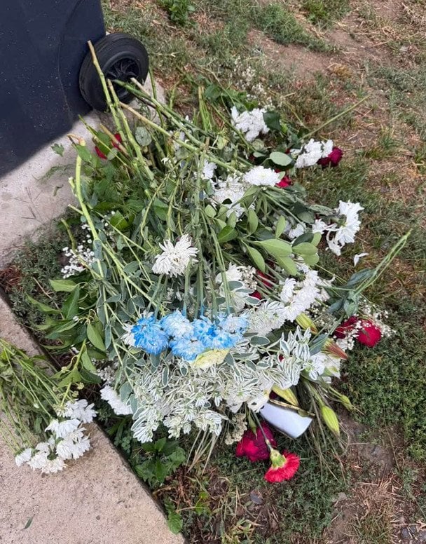 Flores robadas de un cementerio que alumnos regalaron a su maestra, robo cementerio escolar