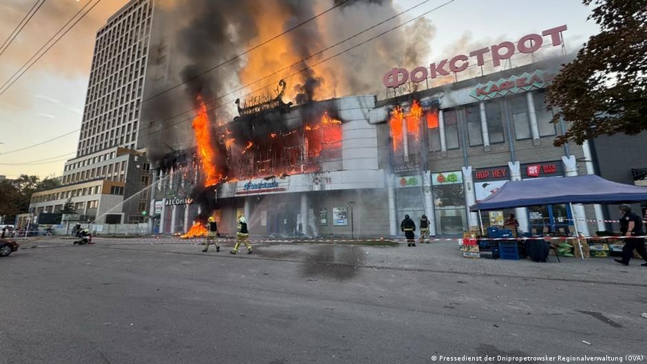 Ataque Dnipro: daños en centro comercial tras bombardeo ruso con tres heridos