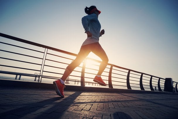 Persona corriendo al aire libre mostrando cómo correr y cerebro están conectados en solo 10 minutos