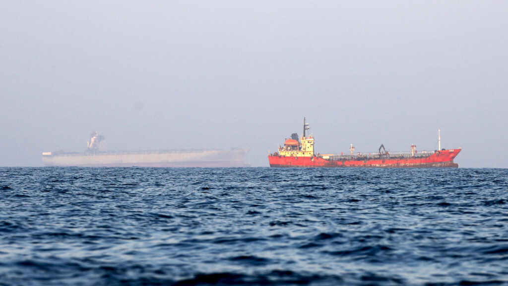 Escasez de petroleros en el mar ante tensiones por guerra con Irán y precios récord del crudo